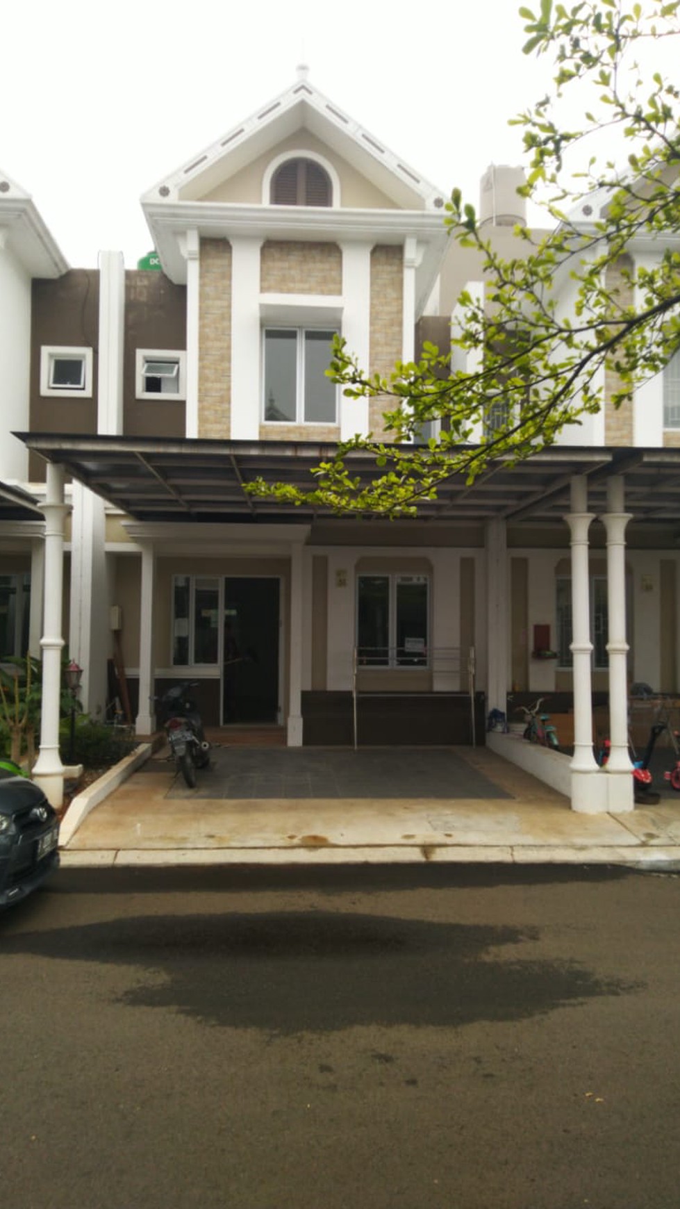 Rumah Minimalis Klasik Cluster Thames JGC Cakung Jakarta Timur