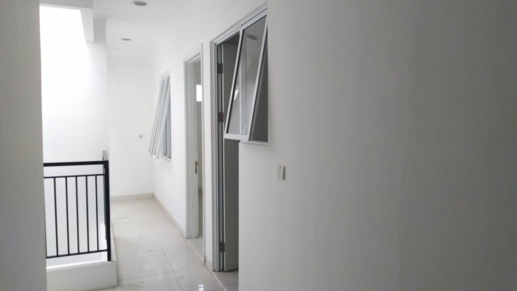 Rumah Minimalis Klasik Cluster Thames JGC Cakung Jakarta Timur