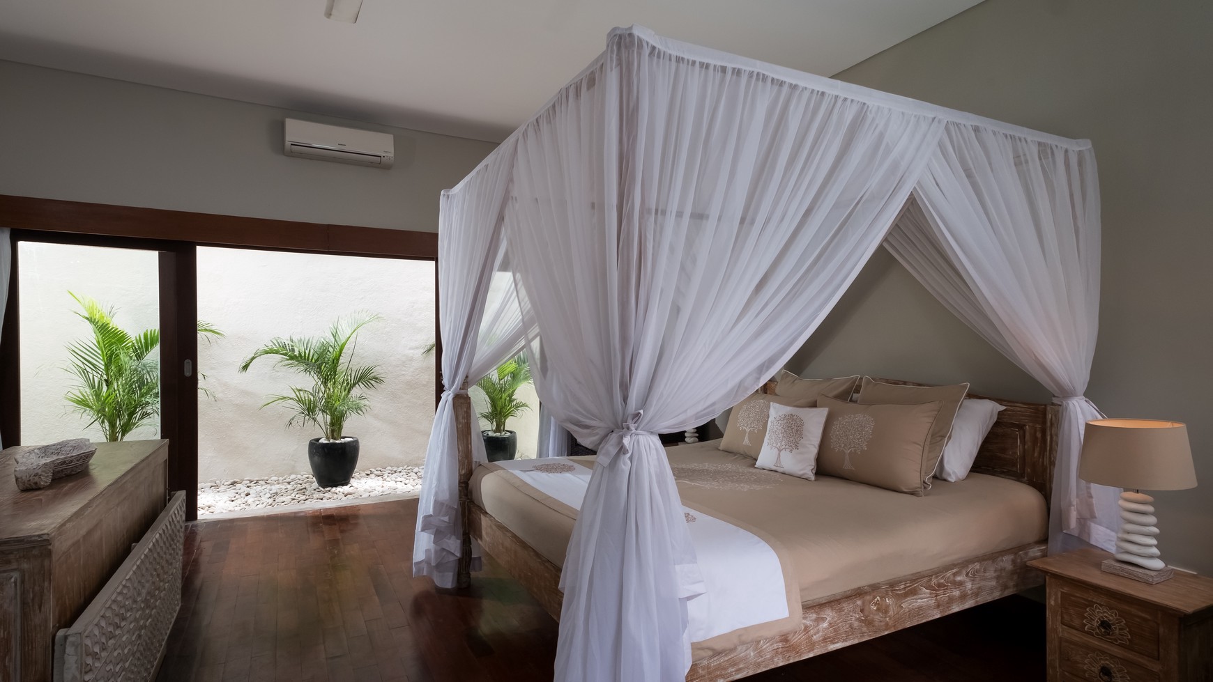 Freehold - Exquisite Tropical Retreat 2-Bedroom Villa in Prime Canggu Location