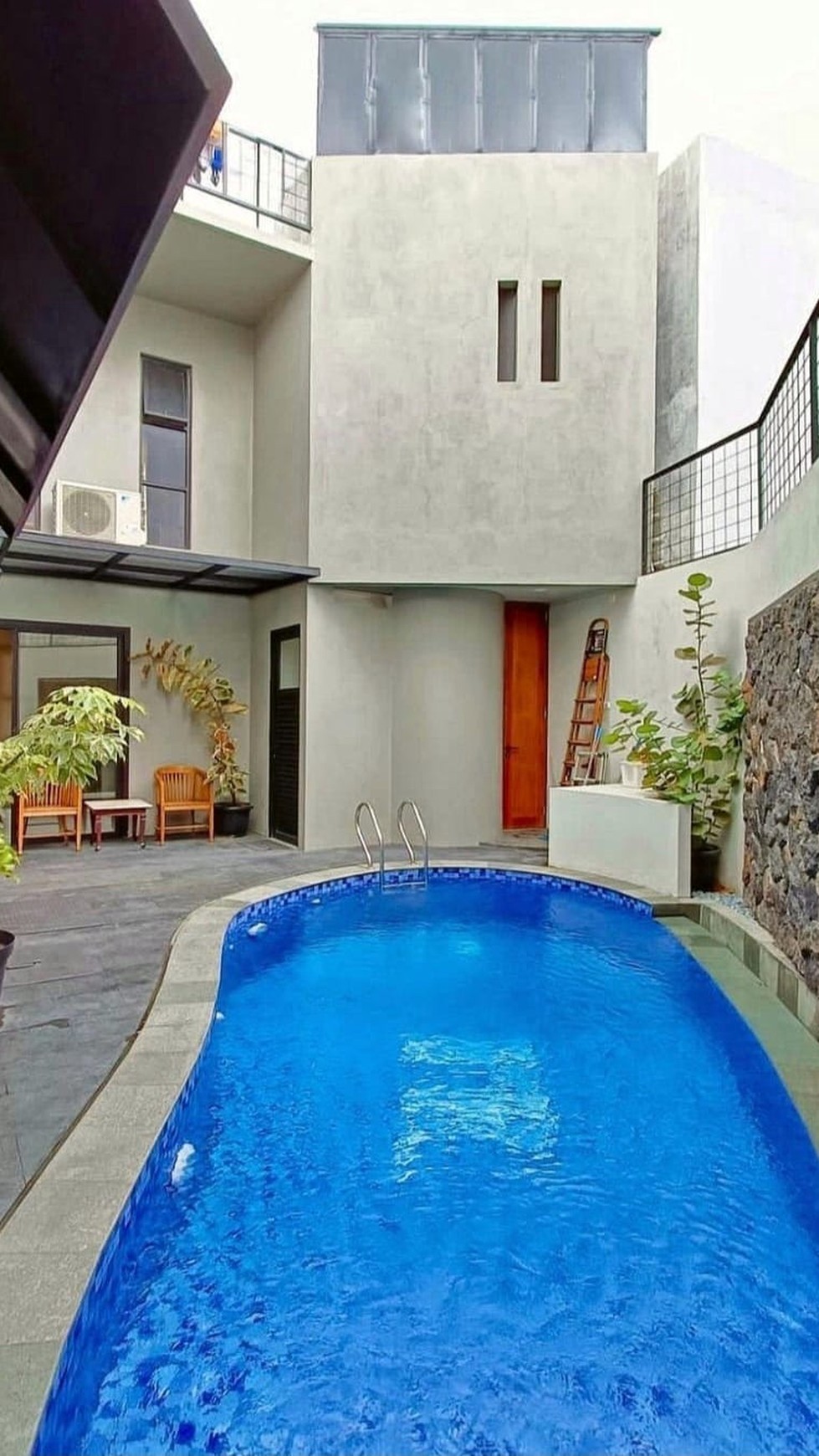 Rumah dengan Pool dan Siap huni di Emerald Garden Bintaro Jaya