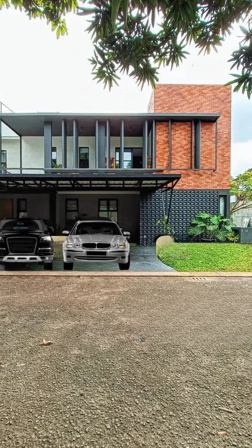 Rumah dengan Pool dan Siap huni di Emerald Garden Bintaro Jaya