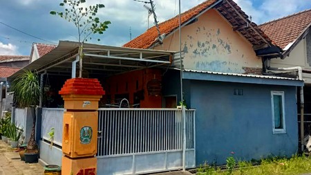 Rumah berpagar di dalam perumahan Peterongan, Jombang