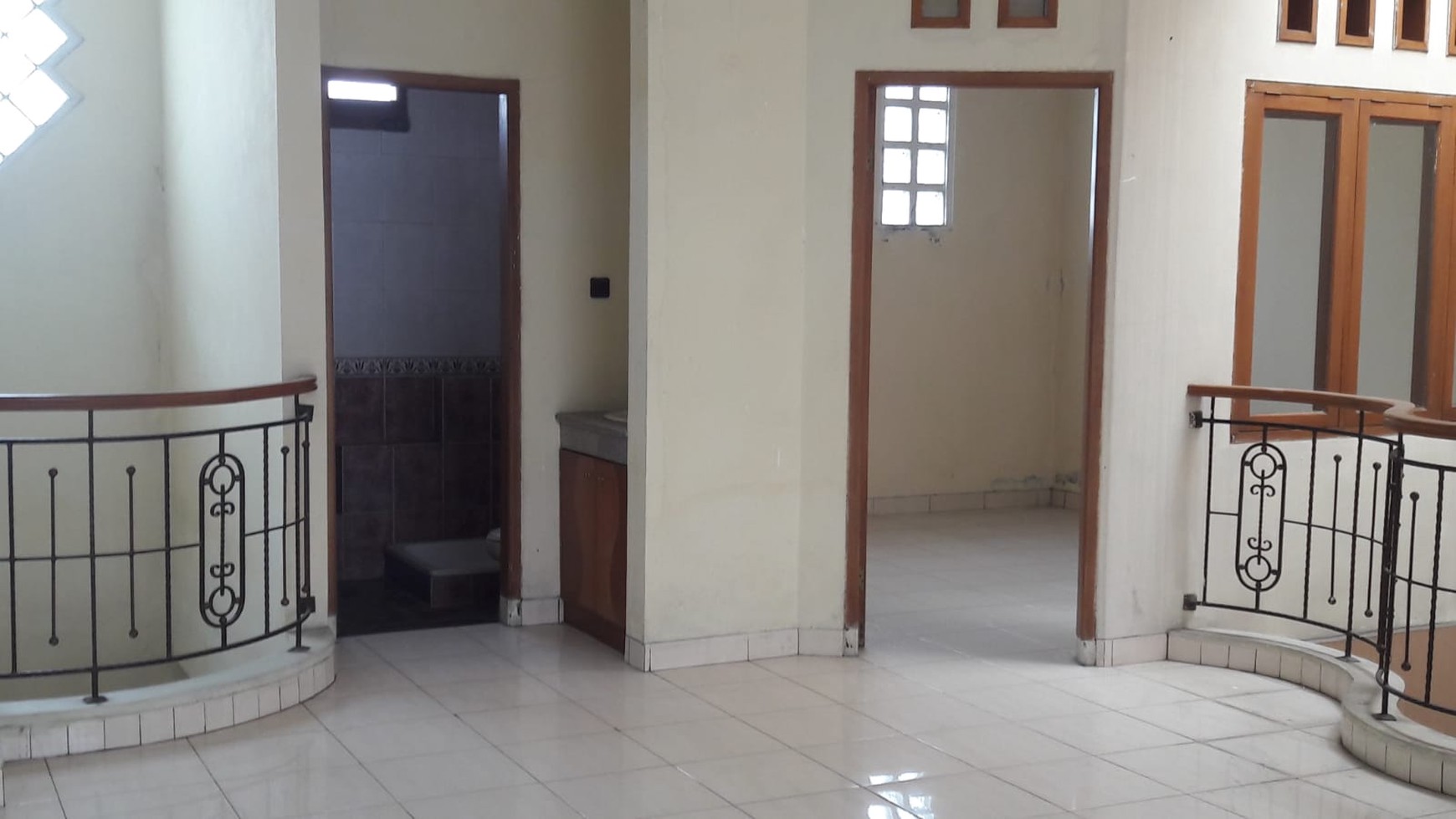 Rumah 2 lantai bisa untuk kantor , pusat Bisnis Buah Batu