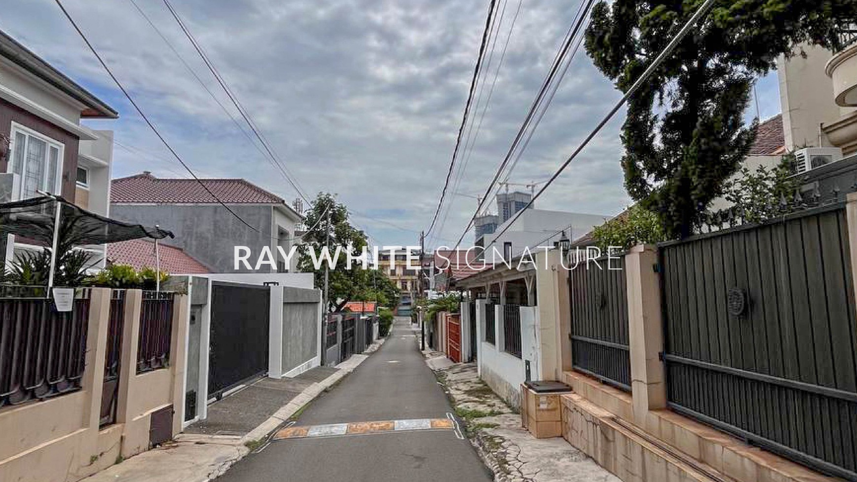 Rumah dua lantai di Jalan Benda ll,  lokasi strategis Dijual