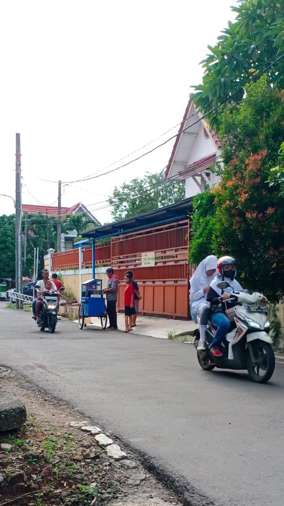 RUMAH JL.RAYA UTAMA BSD DEKAT STASIUN KA