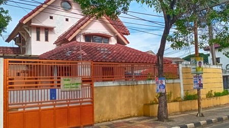 RUMAH JL.RAYA UTAMA BSD DEKAT STASIUN KA