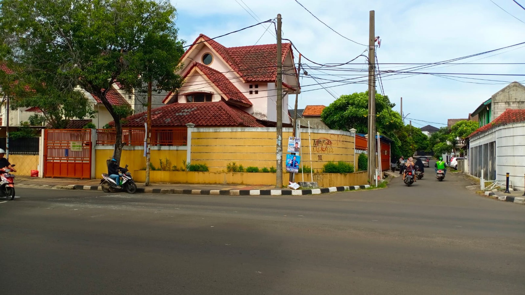 RUMAH JL.RAYA UTAMA BSD DEKAT STASIUN KA