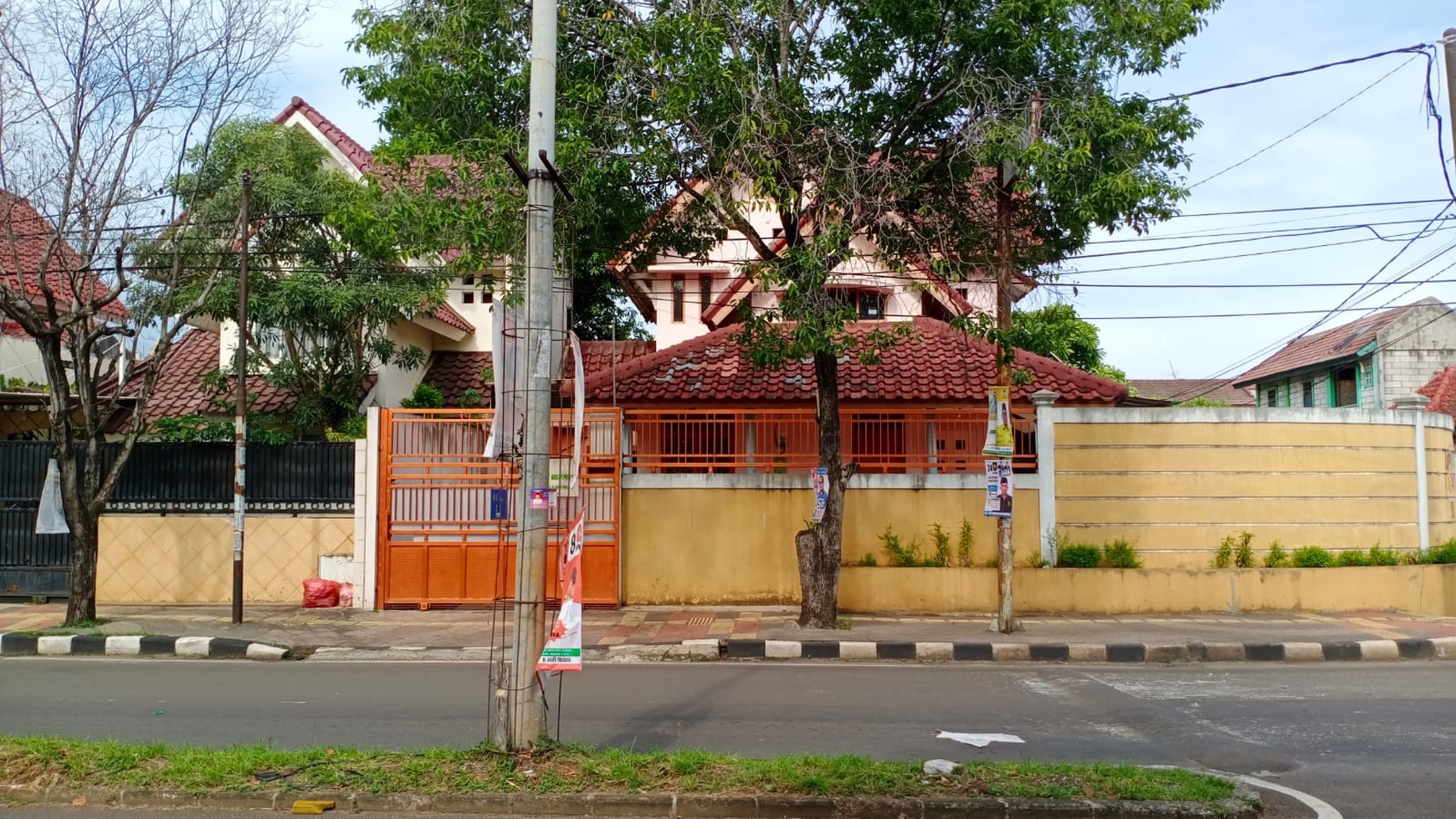 RUMAH JL.RAYA UTAMA BSD DEKAT STASIUN KA