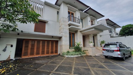 Bright and Cozy House with nice Backyard in Kemang