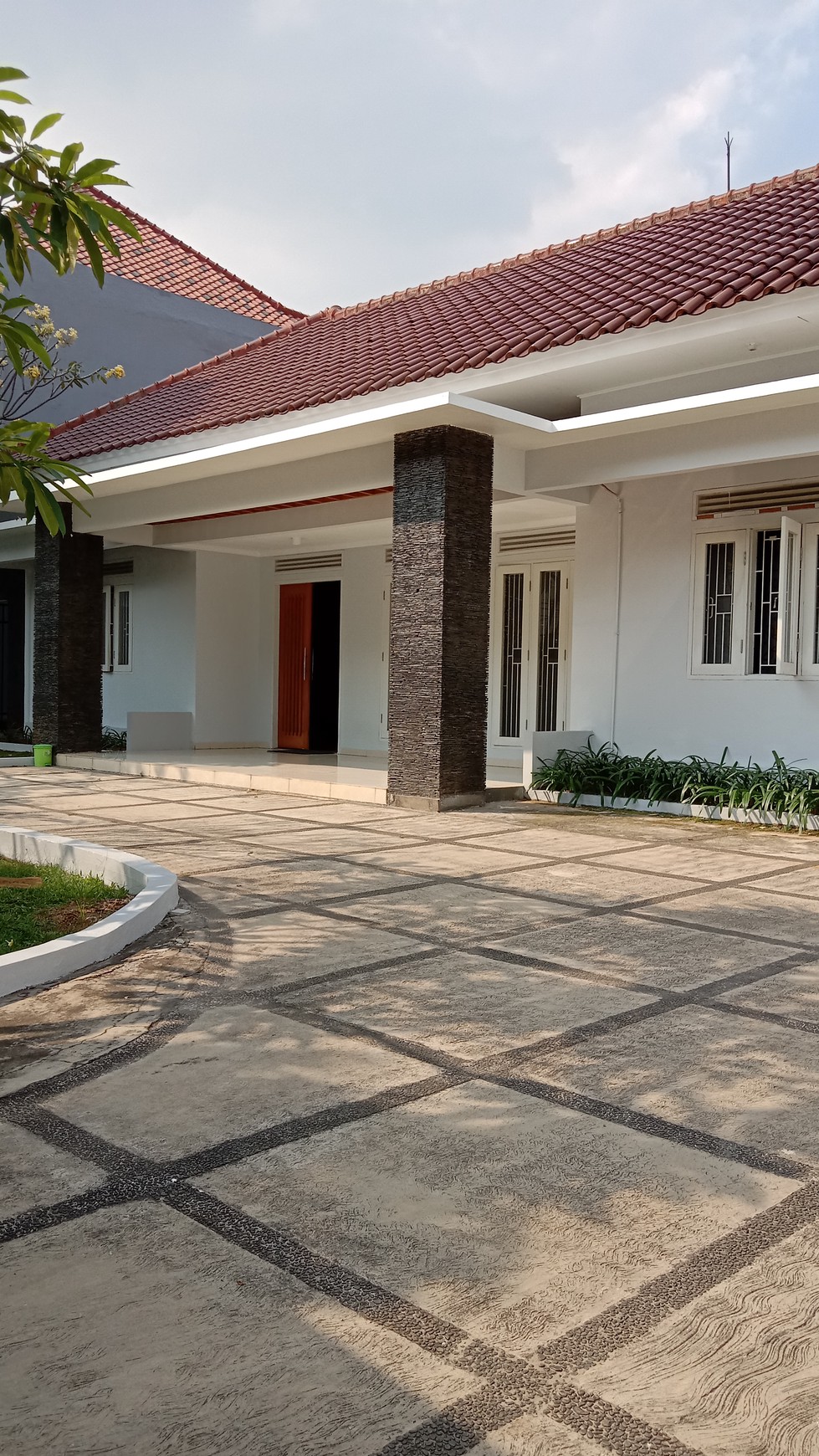 FOR RENT - NICE AND BRIGHT HOUSE SUITABLE FOR RESIDENTIAL AND OFFICE @KEMANG, SOUTH JAKARTA