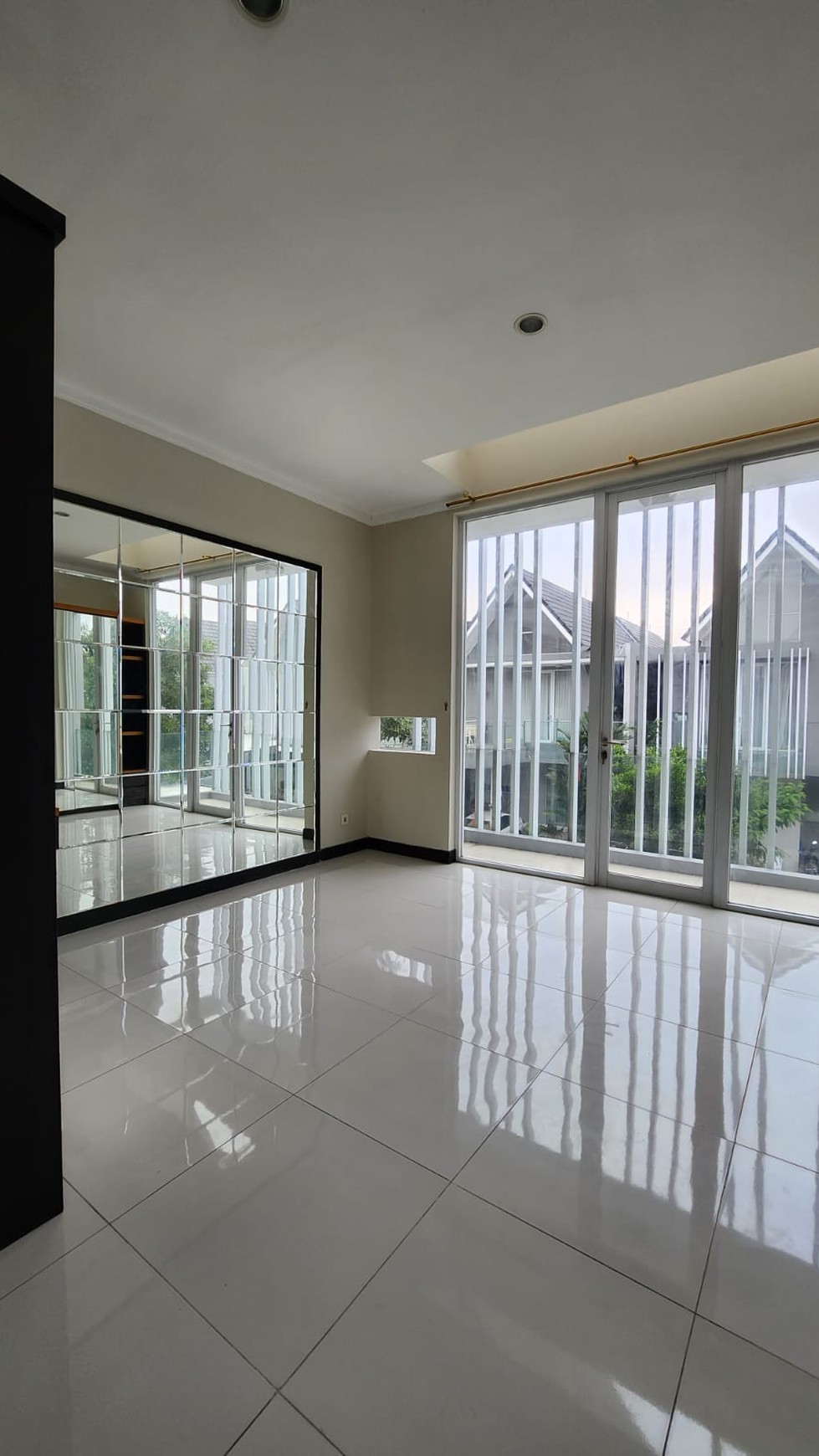 Rumah Bagus Di Discovery Eola Bintaro Jaya Sektor 9