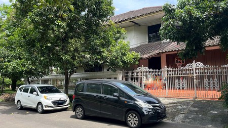 Rumah halaman luas dan Asri, Lokasi nyaman di Bintaro - Jakarta Selatan
