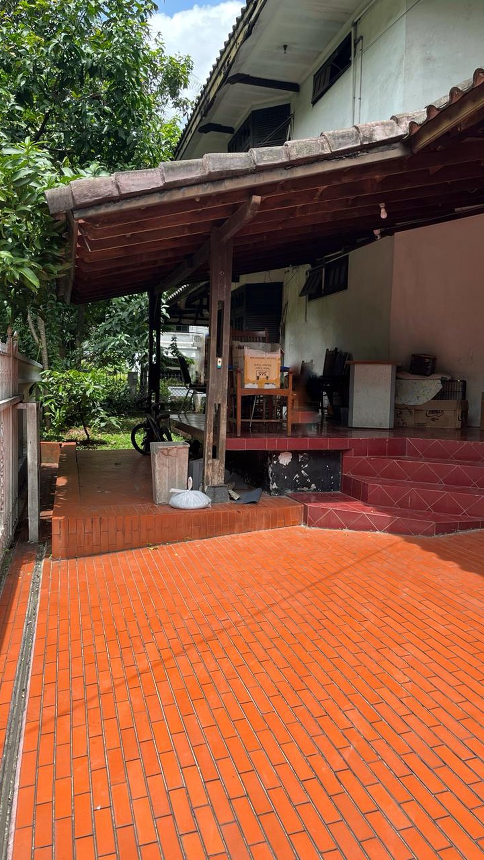Rumah Asri, 2 Lantai, lokasi sangat strategis di Bintaro - jakarta Selatan