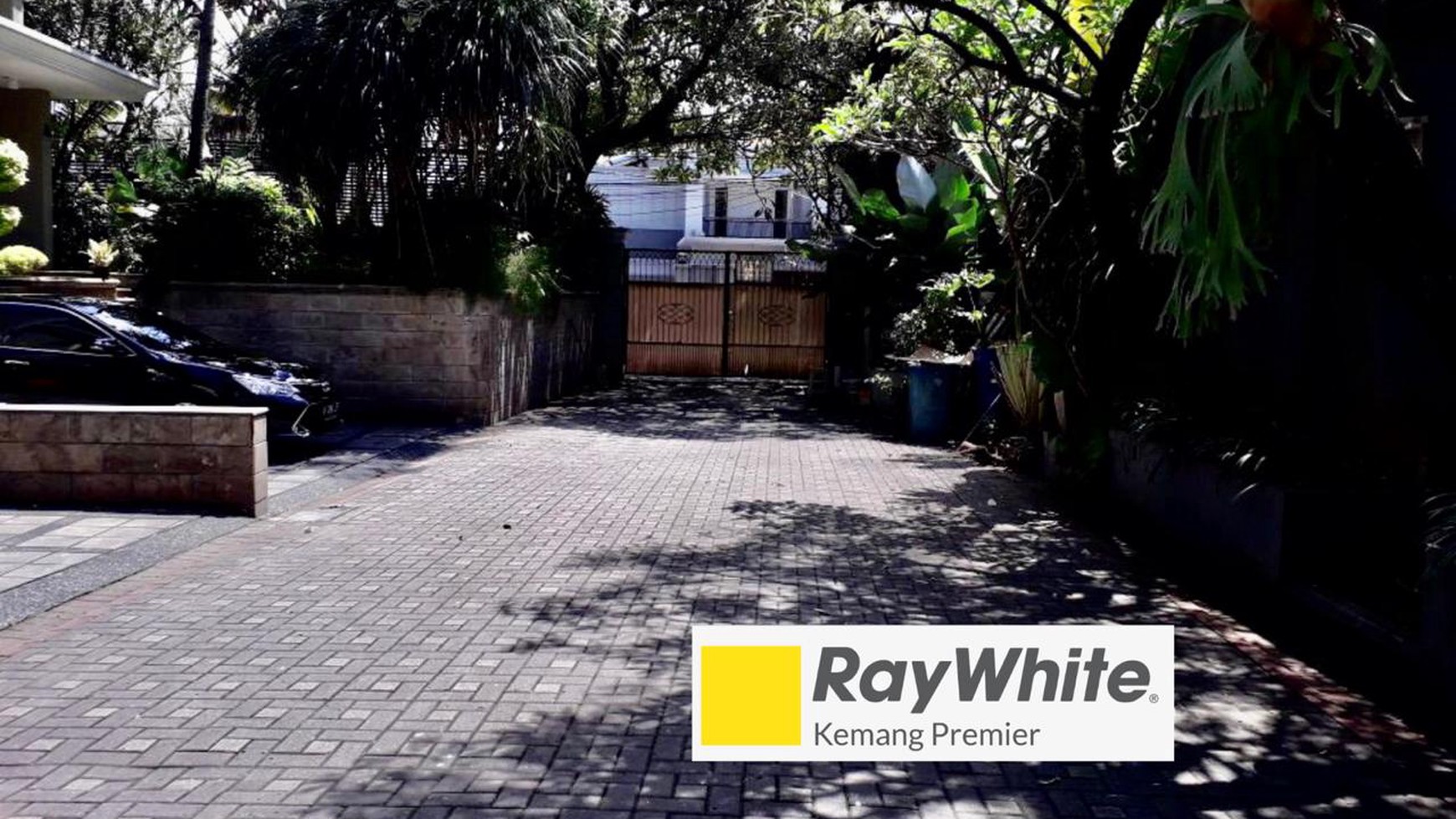 Beautiful and Luxurious Townhouse Close to Kemang Area