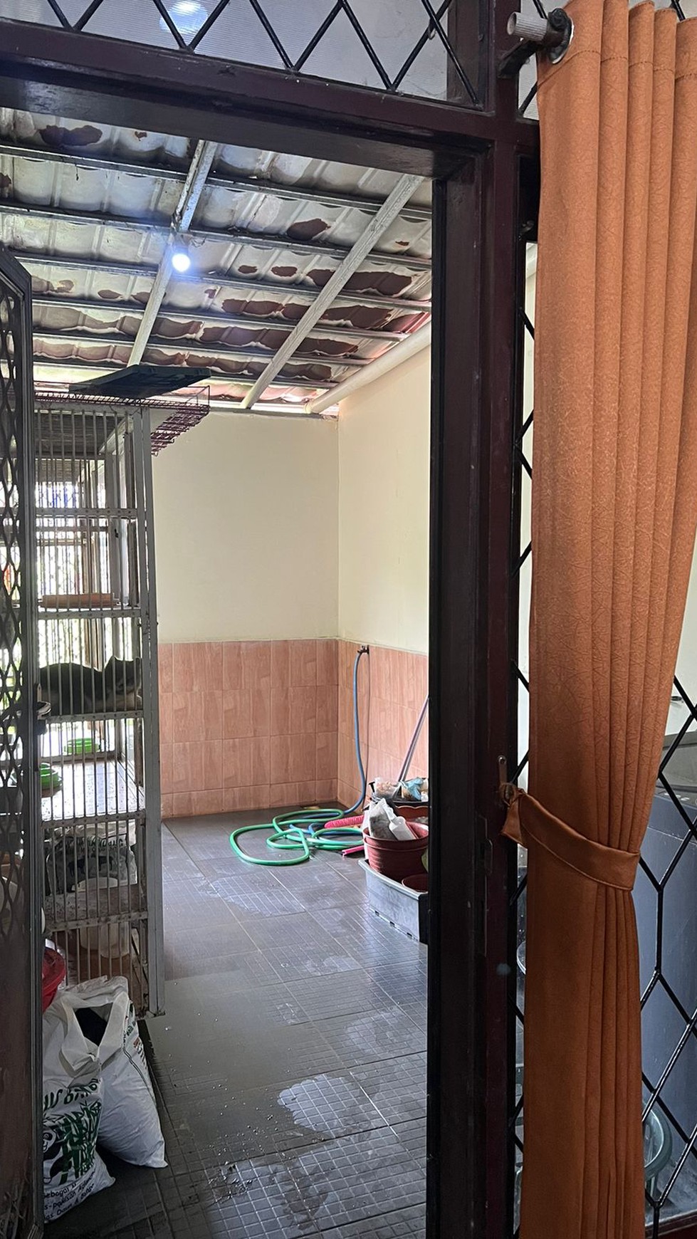 Dijual Cepat Rumah Asri Sejuk Siap Huni Terawat terletak di Jl. Fajar Damai II No. 3, Bumi Fajar Indah, Jakasampurna, Bekasi Barat.