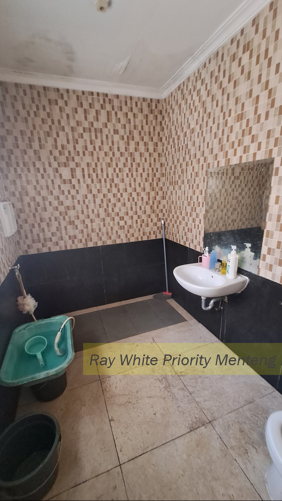 Rumah Semi-Furnished dengan Lokasi Strategis di BSD, Tangerang Selatan