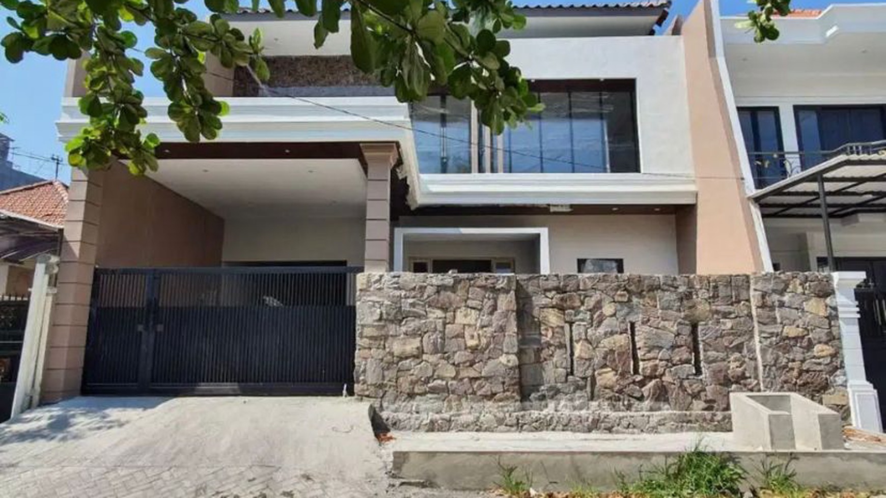 Dijual Rumah  Baru Kertajaya Indah Surabaya Timur - Modern Mewah Strategis dekat Galaxy Mall, Raya Kertajaya Indah