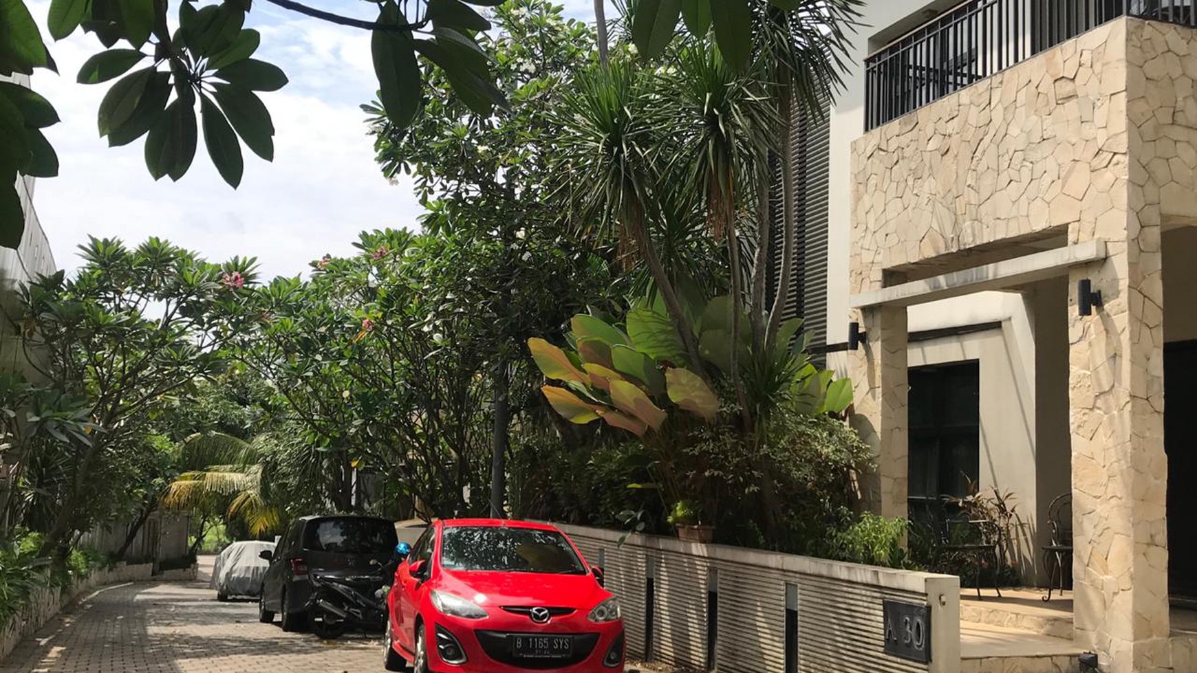 Rumah Dalam Townhouse Lokasi Strategis di Kebagusan