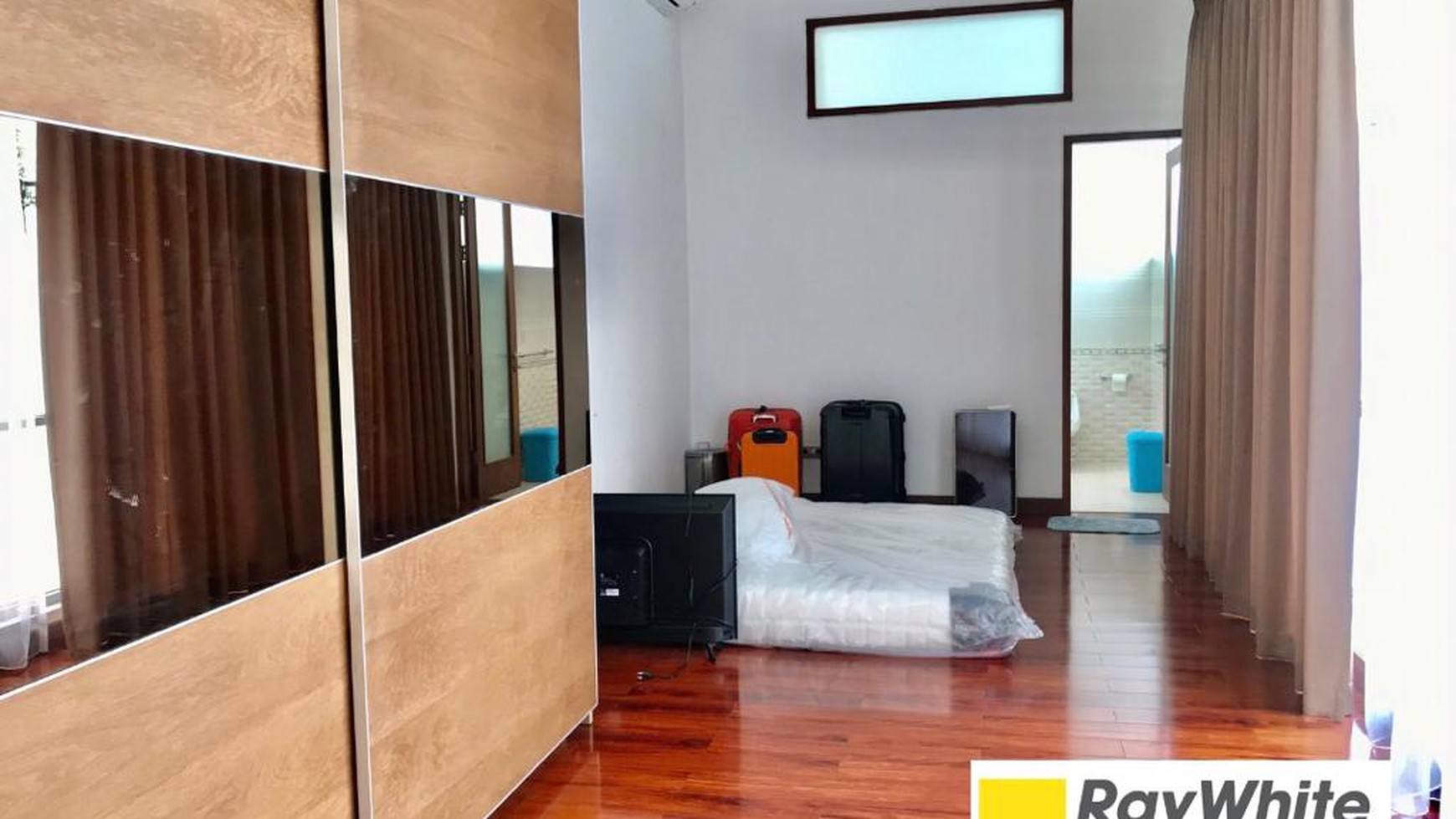 Rumah Hoki Modern Style Bentuk tanah Ngantong kedalam Siap Huni