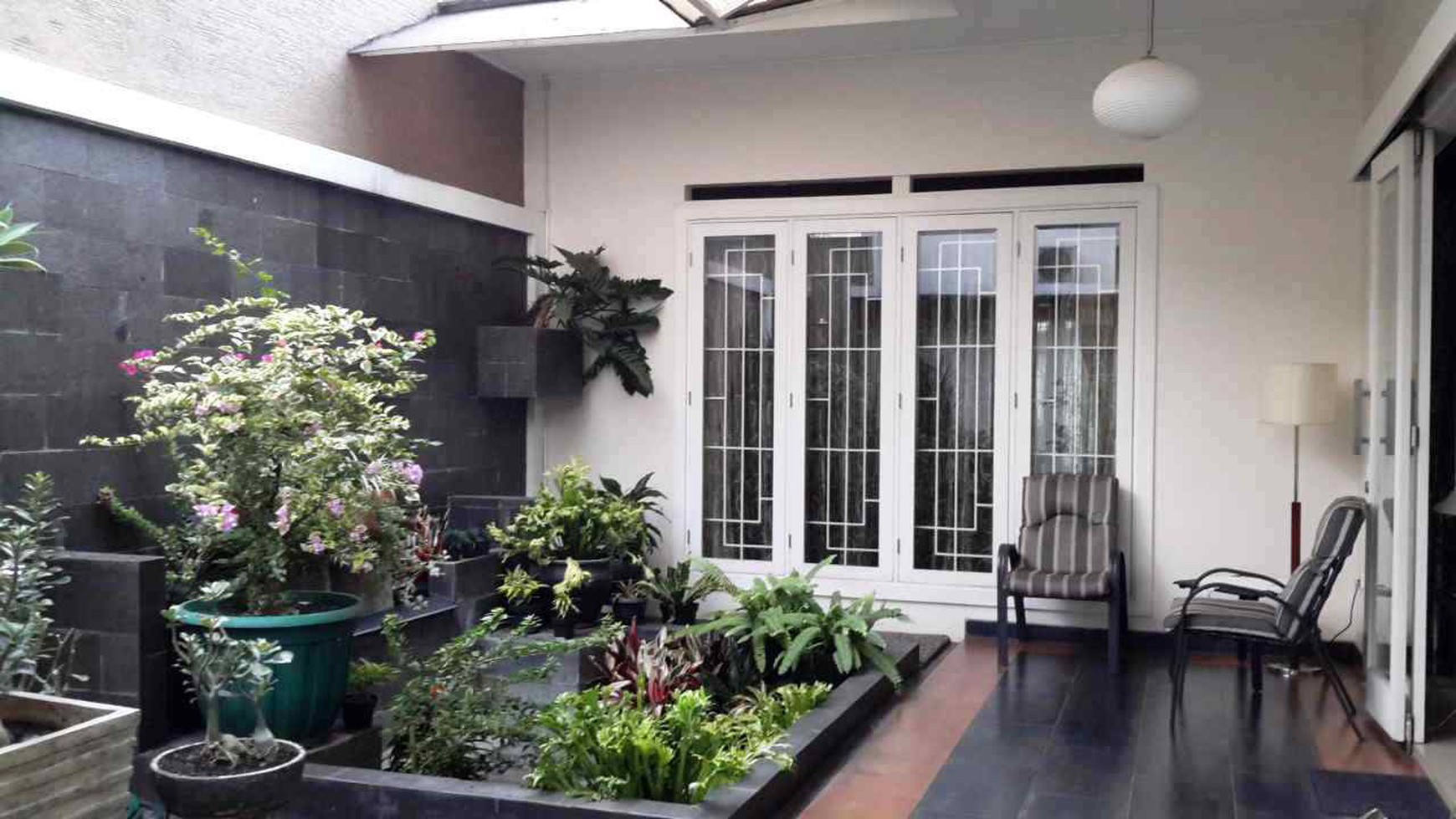 Luxury Home dengan Halaman Luas dan Siap Huni di kawasan Premium Menteng, Bintaro Jaya 