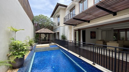 Rumah tropikal modern di kawasan kemang dalam compound, jakarta selatan