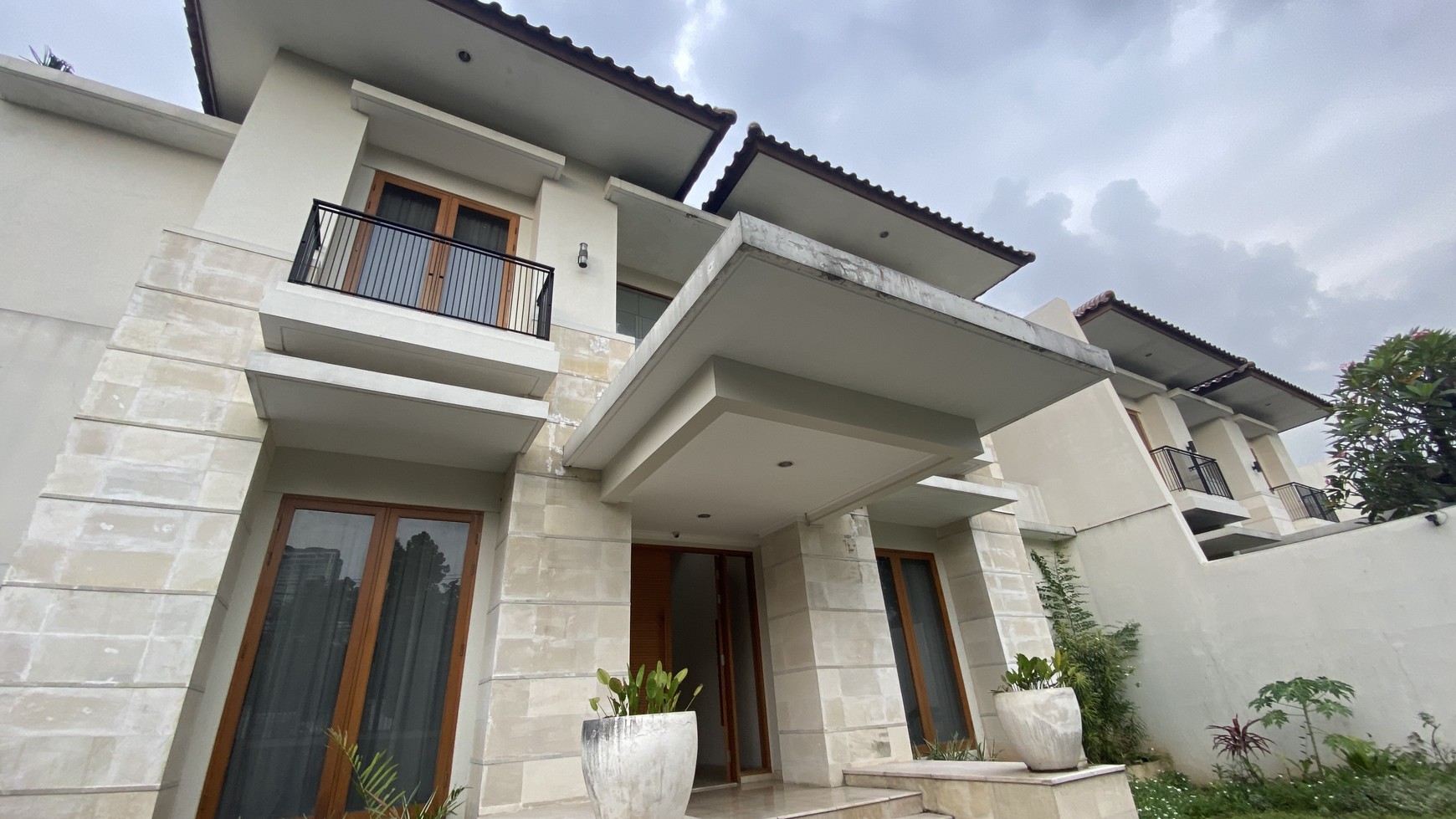 Modern and beautiful house dengan design tropical di kemang, jakarta selatan