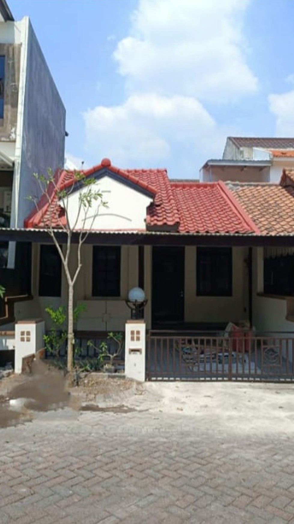 1642. Rumah Taman Puspa Raya Citraland Surabaya