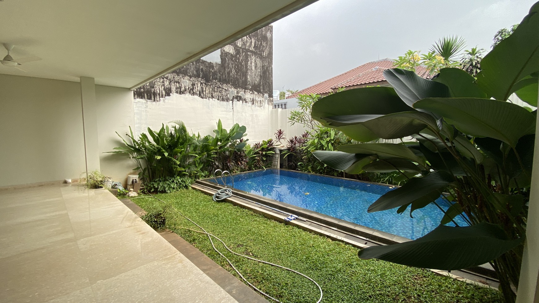 Rumah modern tropical di kemang, jakarta selatan