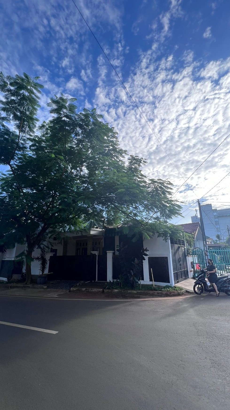 Rumah Hook Siap Huni dan Lokasi Strategis dalam Perumahan