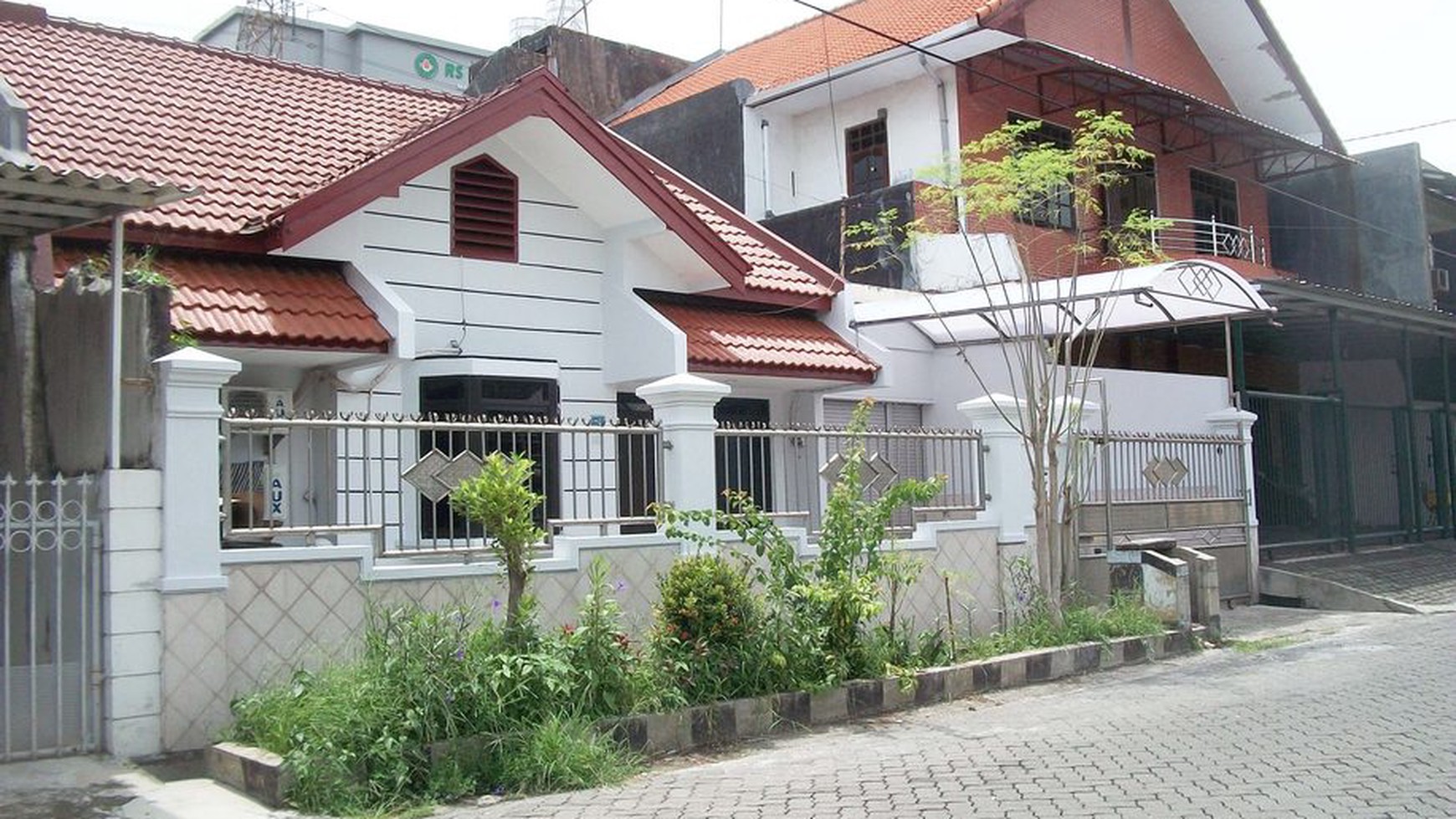 Rumah di Panjang Jiwo Permai Surabaya Selatan, Bagus + Terawat, 1.5 Lantai, Row Jalan Lebar