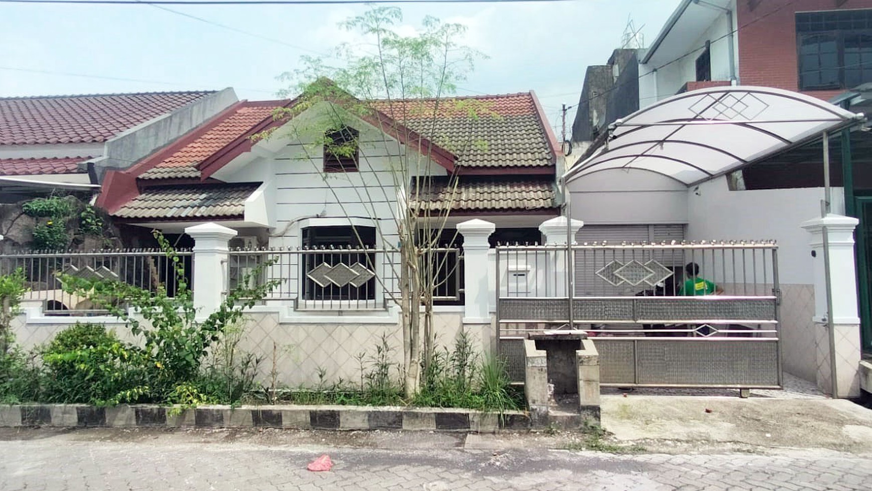 Rumah di Panjang Jiwo Permai Surabaya Selatan, Bagus + Terawat, 1.5 Lantai, Row Jalan Lebar