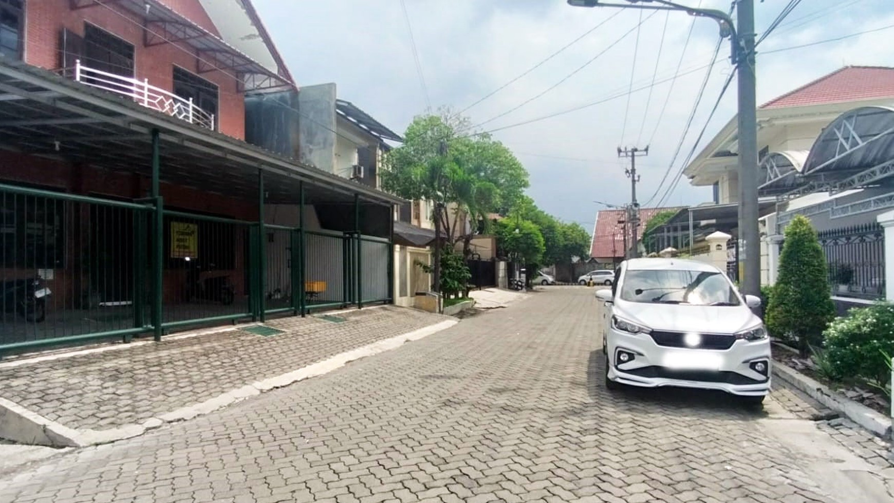 Rumah di Panjang Jiwo Permai Surabaya Selatan, Bagus + Terawat, 1.5 Lantai, Row Jalan Lebar