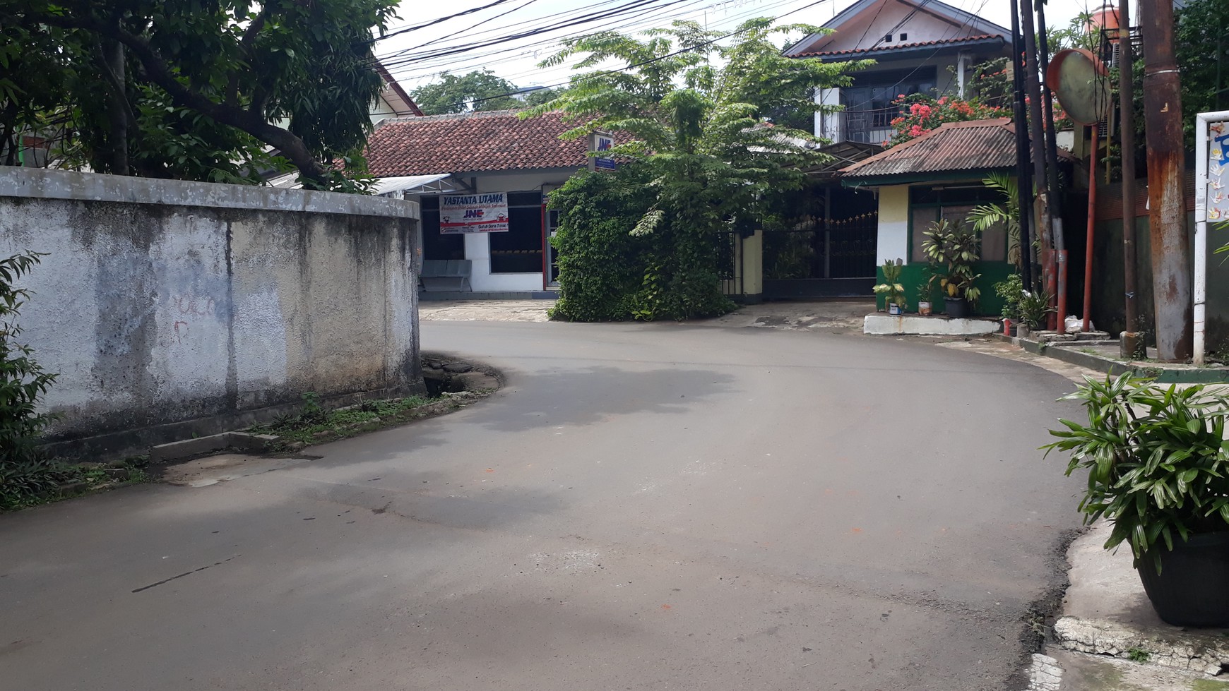 Rumah Asri Jl. Amil Pejaten Barat Depan jalan lebar 2 mobil