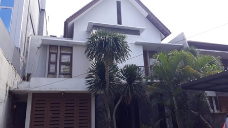 Rumah Klasik Modern Siap Huni Pejaten Barat dengan kolam renang