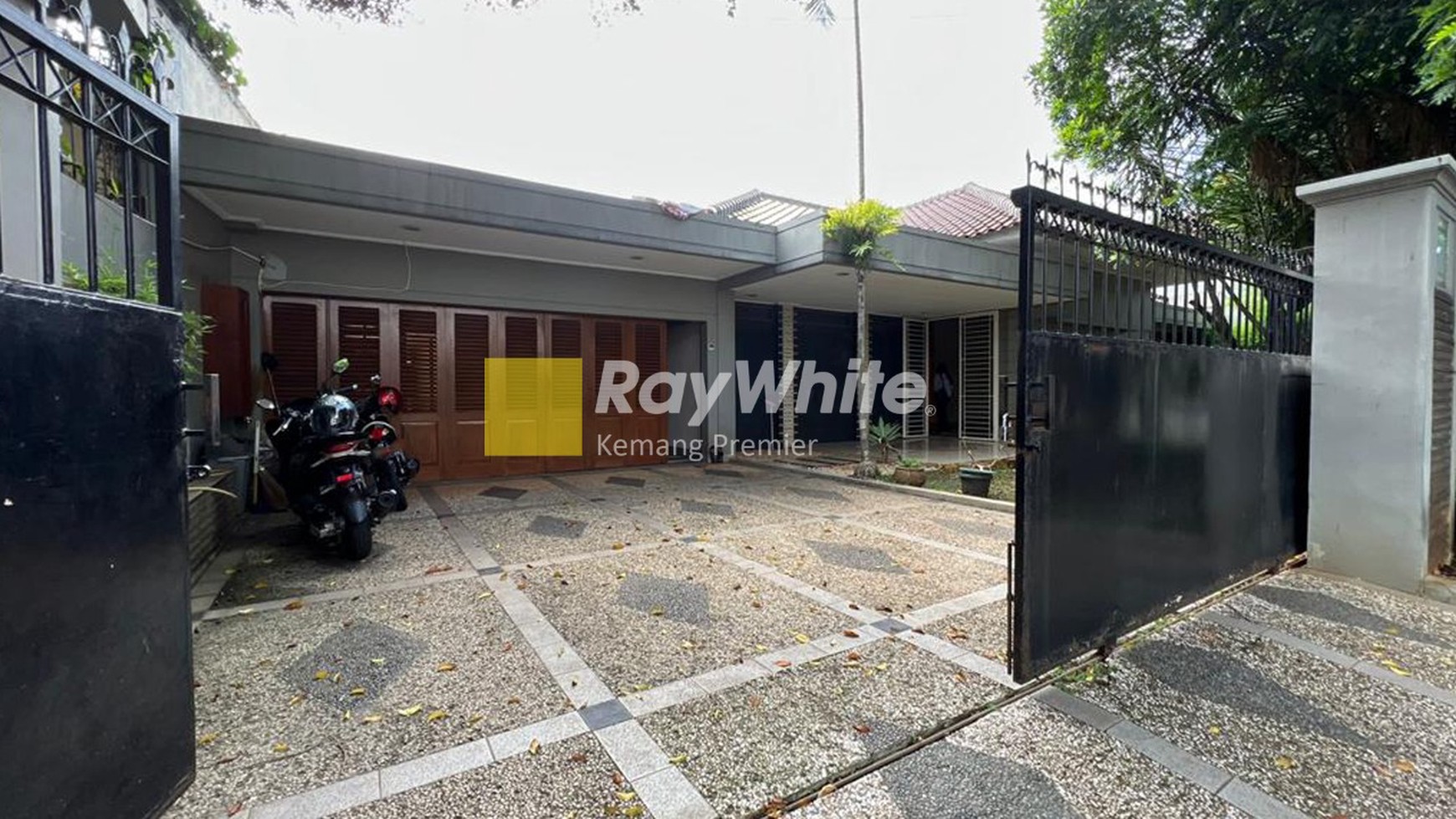 Rumah 1 lantai tersedia kolam renang dan halaman di pondok indah