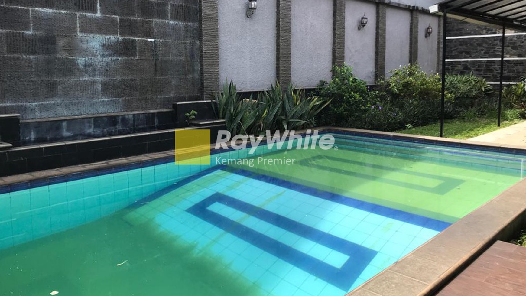 Rumah 1 lantai tersedia kolam renang dan halaman di pondok indah