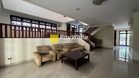 Dijual Rumah Klasik 3 Lantai lokasi elit di pondok indah