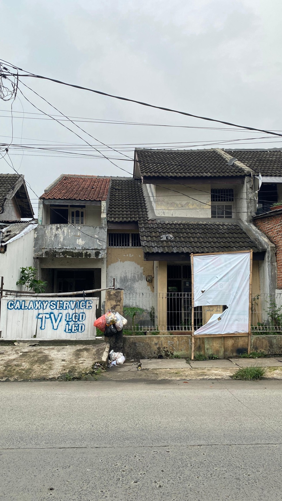 Dijual murah rumah Jl. Dharmawangsa,Perum 4,Karawaci - Tangerang