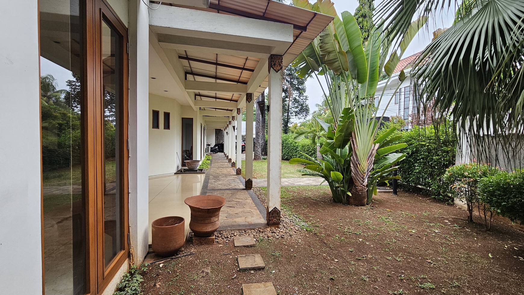 Rumah Siap Huni dan Asri dengan Kolam Renang di Kemang Timur, Jakarta Selatan 