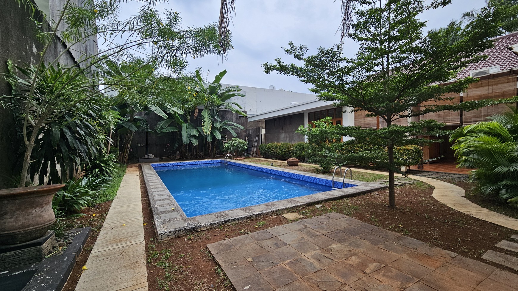 Rumah Siap Huni dan Asri dengan Kolam Renang di Kemang Timur, Jakarta Selatan 