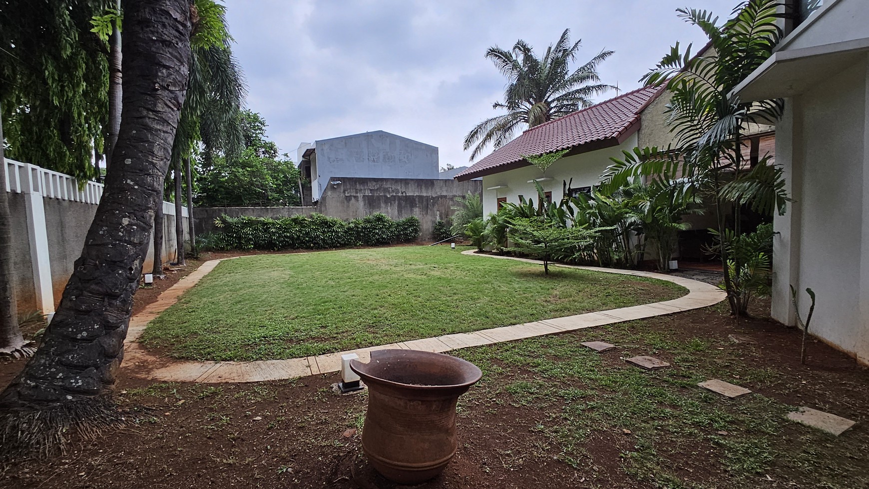 Rumah Siap Huni dan Asri dengan Kolam Renang di Kemang Timur, Jakarta Selatan 