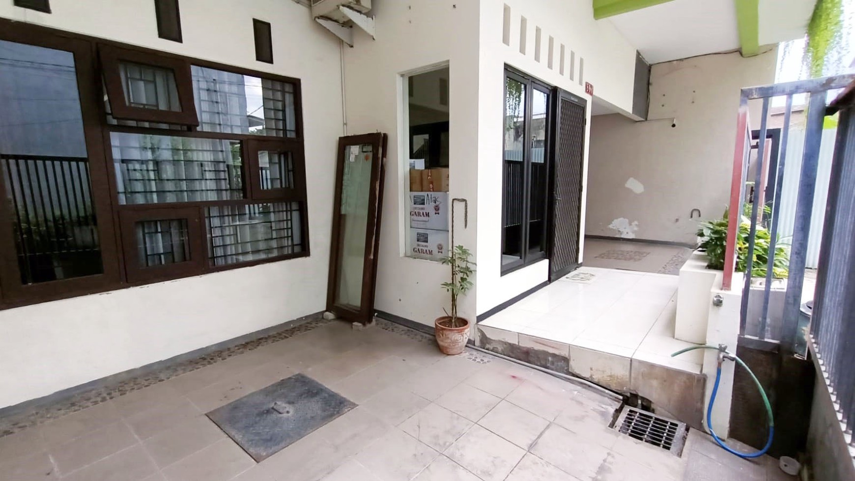 Rumah di Nginden Baru Surabaya, 2 Lantai, ada Kamar Kost 6 (K.Mandi dlm), Dekat Indomart, Aktif, Lingkungan Padat