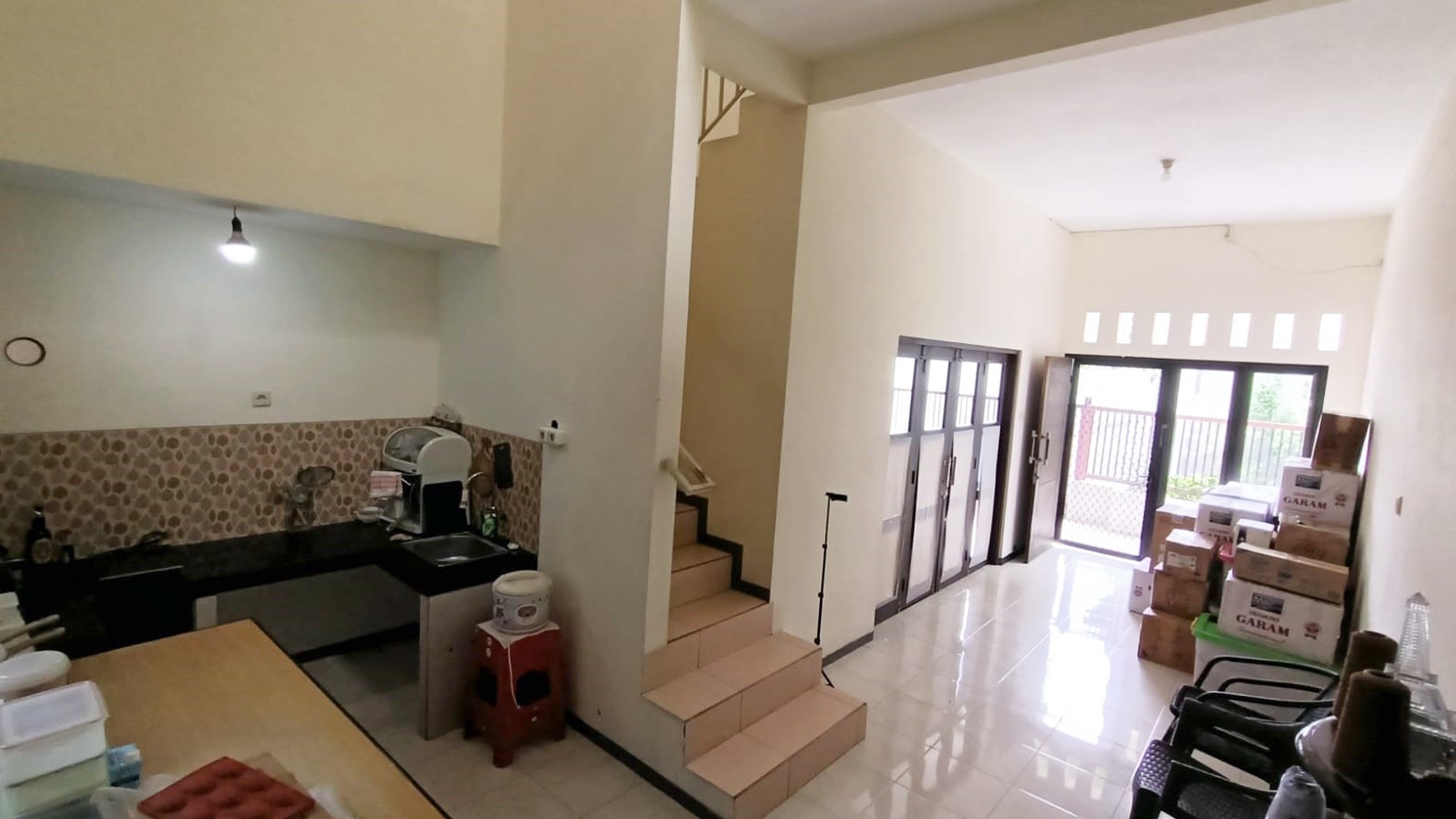 Rumah di Nginden Baru Surabaya, 2 Lantai, ada Kamar Kost 6 (K.Mandi dlm), Dekat Indomart, Aktif, Lingkungan Padat