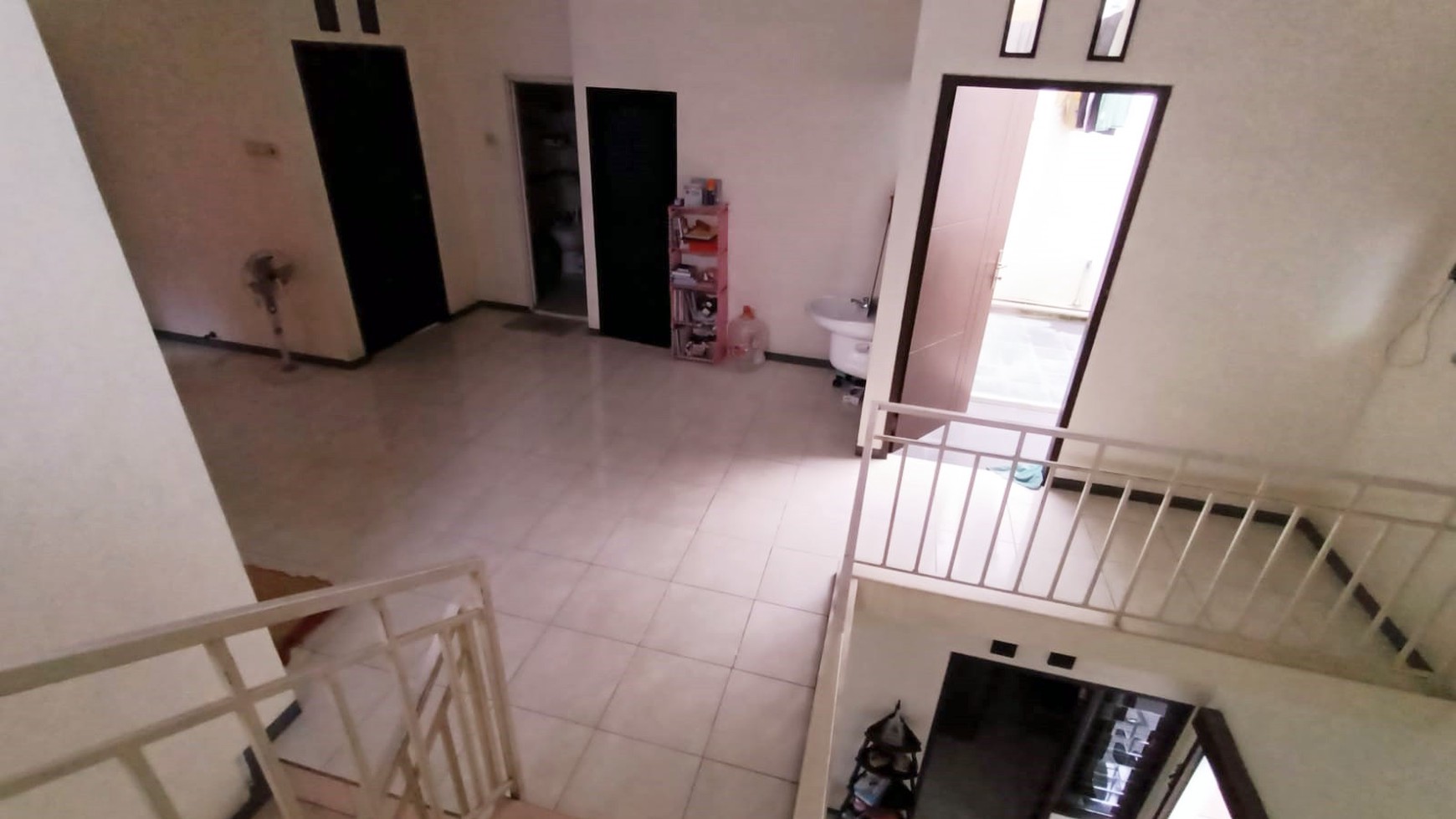 Rumah di Nginden Baru Surabaya, 2 Lantai, ada Kamar Kost 6 (K.Mandi dlm), Dekat Indomart, Aktif, Lingkungan Padat