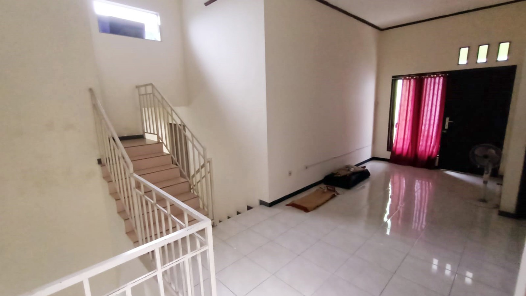 Rumah di Nginden Baru Surabaya, 2 Lantai, ada Kamar Kost 6 (K.Mandi dlm), Dekat Indomart, Aktif, Lingkungan Padat