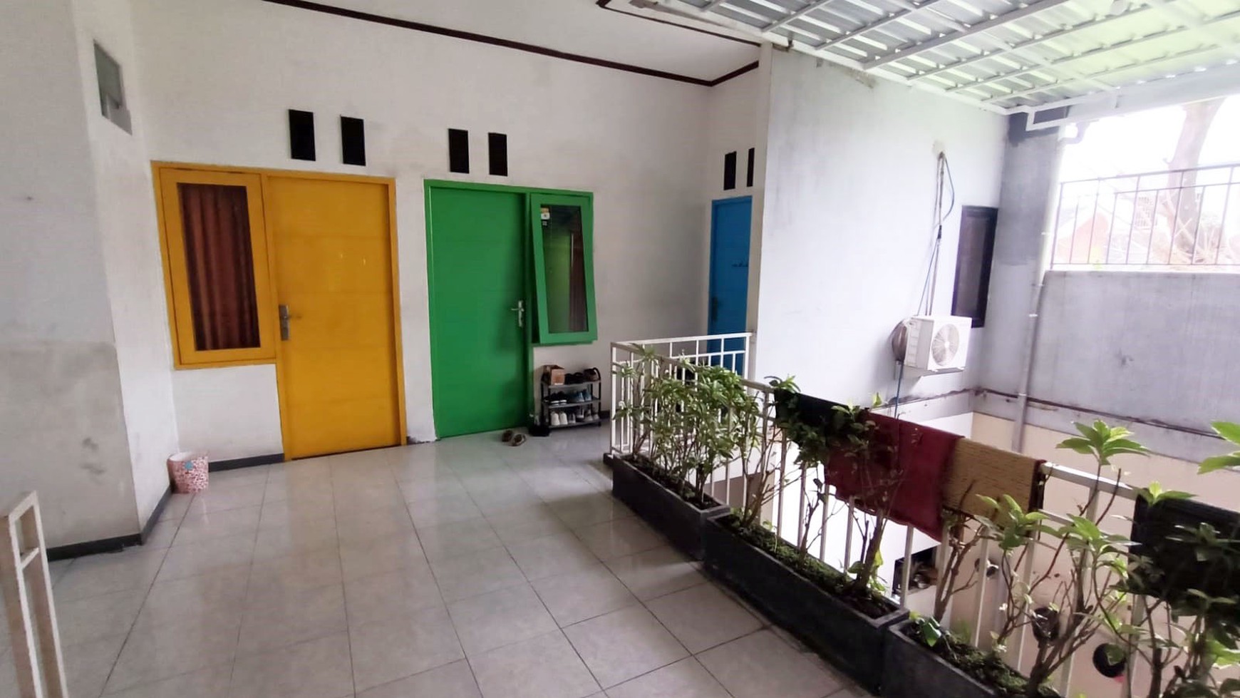 Rumah di Nginden Baru Surabaya, 2 Lantai, ada Kamar Kost 6 (K.Mandi dlm), Dekat Indomart, Aktif, Lingkungan Padat