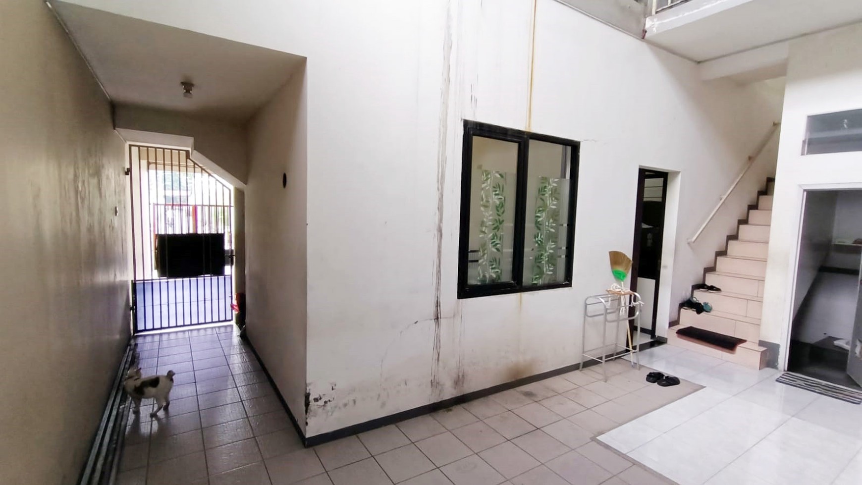 Rumah di Nginden Baru Surabaya, 2 Lantai, ada Kamar Kost 6 (K.Mandi dlm), Dekat Indomart, Aktif, Lingkungan Padat