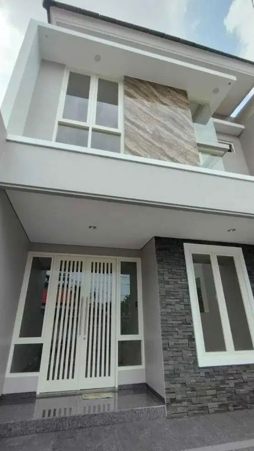 Dijual Rumah Baru Manyar Tirtoyoso Selatan - Surabaya Timur - Modern 2 Lantai dekat Sekolah SMA Petra Manyar