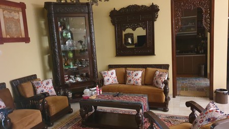 Rumah klasik modern sangat terawat rapi dalam cluster di Cinere