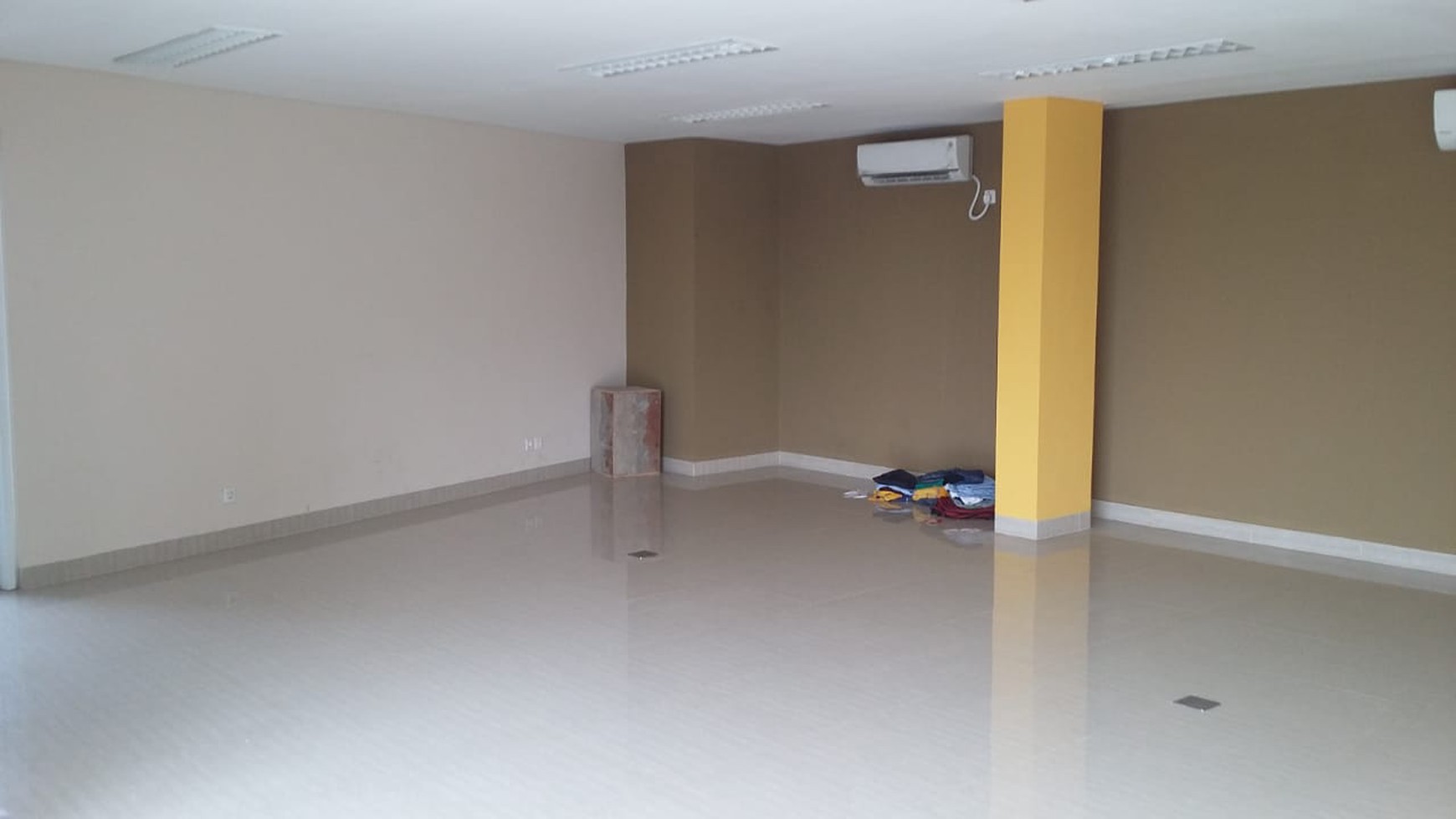 Commercial Place With Modern Style Ready for Rent suitable for Office (Price Negotiable)